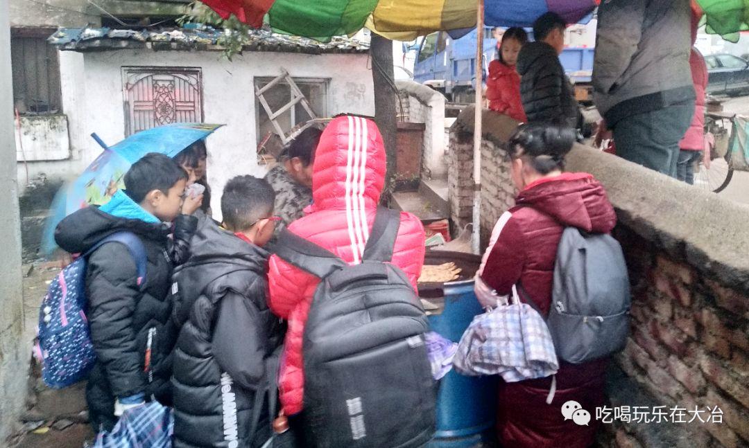锅盔叔叔妻子重病住院，当地作出回应