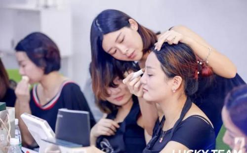 丽人丽妆新动态，学习变化，自信闪耀，美丽无处不在的魅力展现
