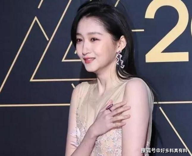 四川明星星光熠熠，小巷中的明星故事与特色小店探索