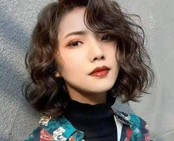 小巷深处的时尚秘密揭晓，最新款烫发发型图片女大放送